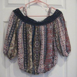 IZ Buyer Sz Small Off shoulder Blouse